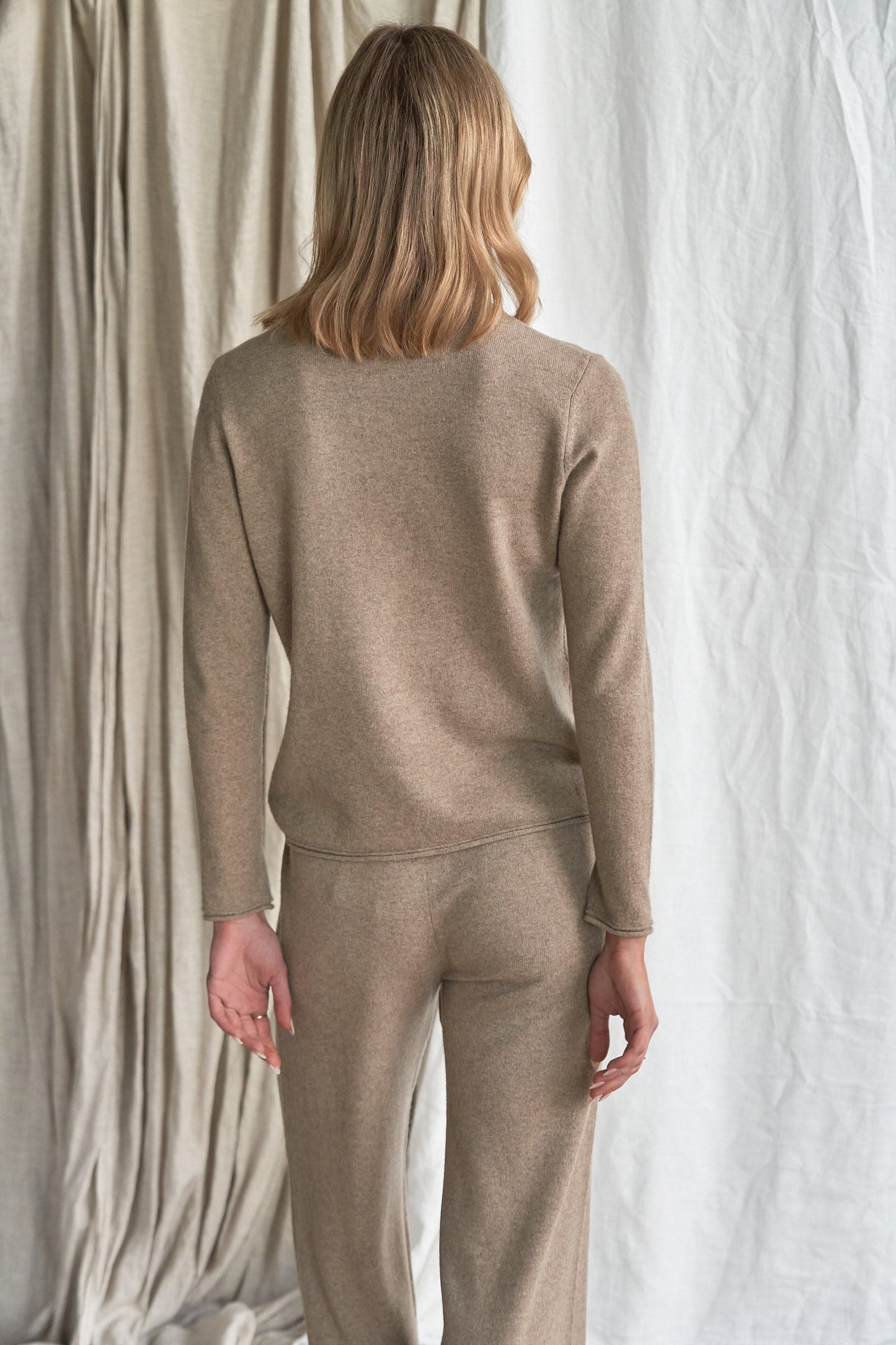 The Simone Cashmere Pants pockets – Mushroom