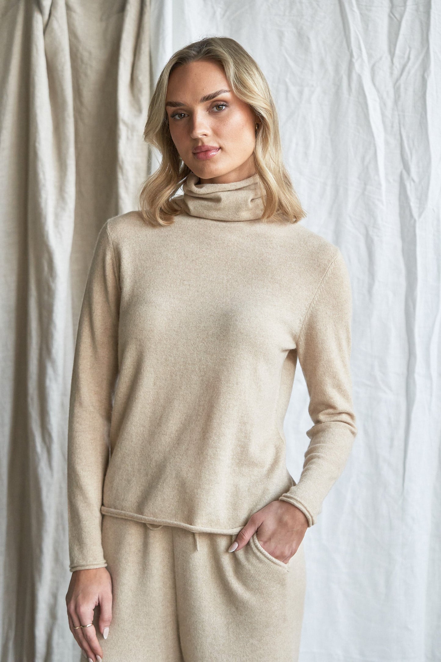 The Elowen Turtle Neck – Oatmeal Cashmere
