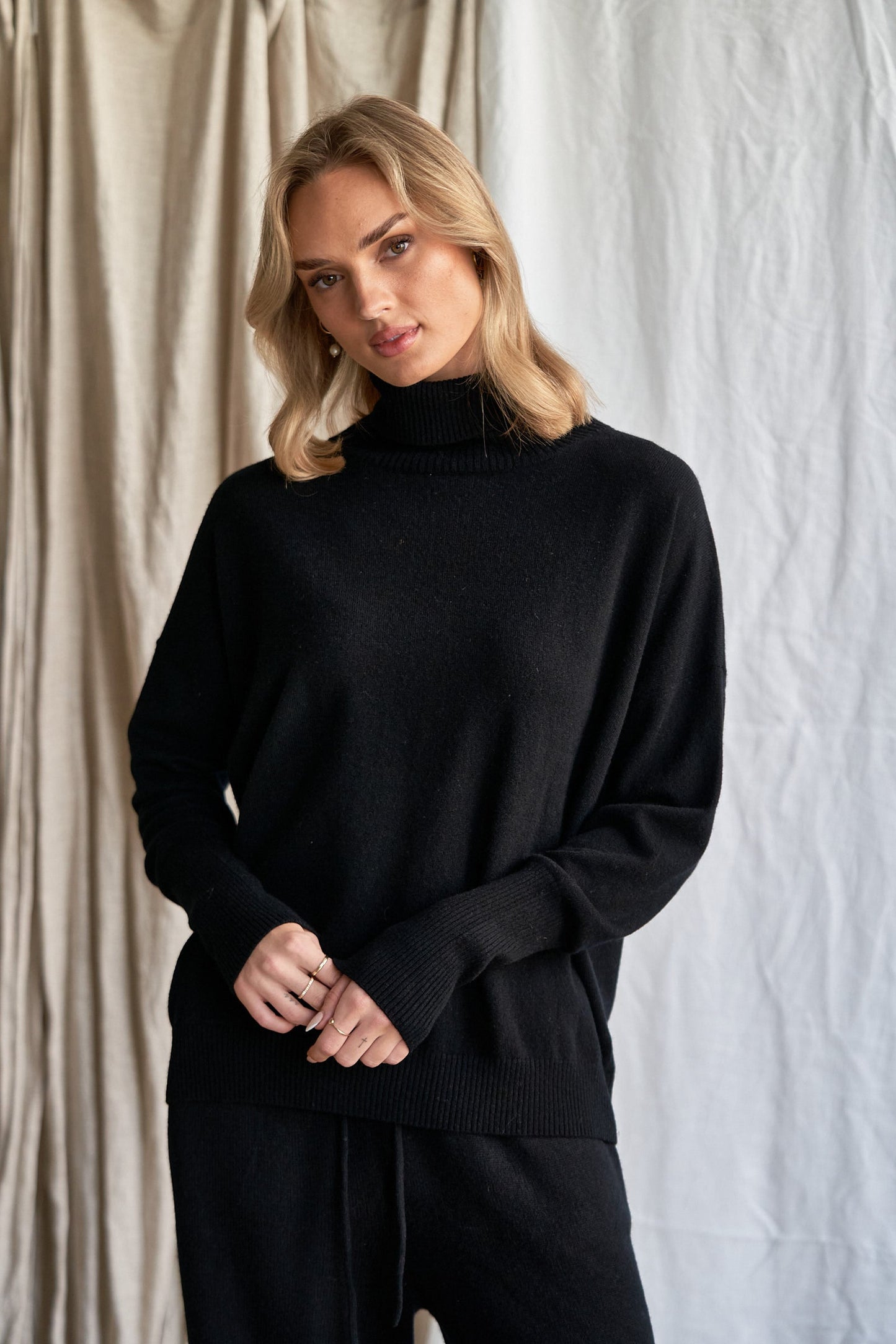The Élise Turtle Neck – Black Cashmere