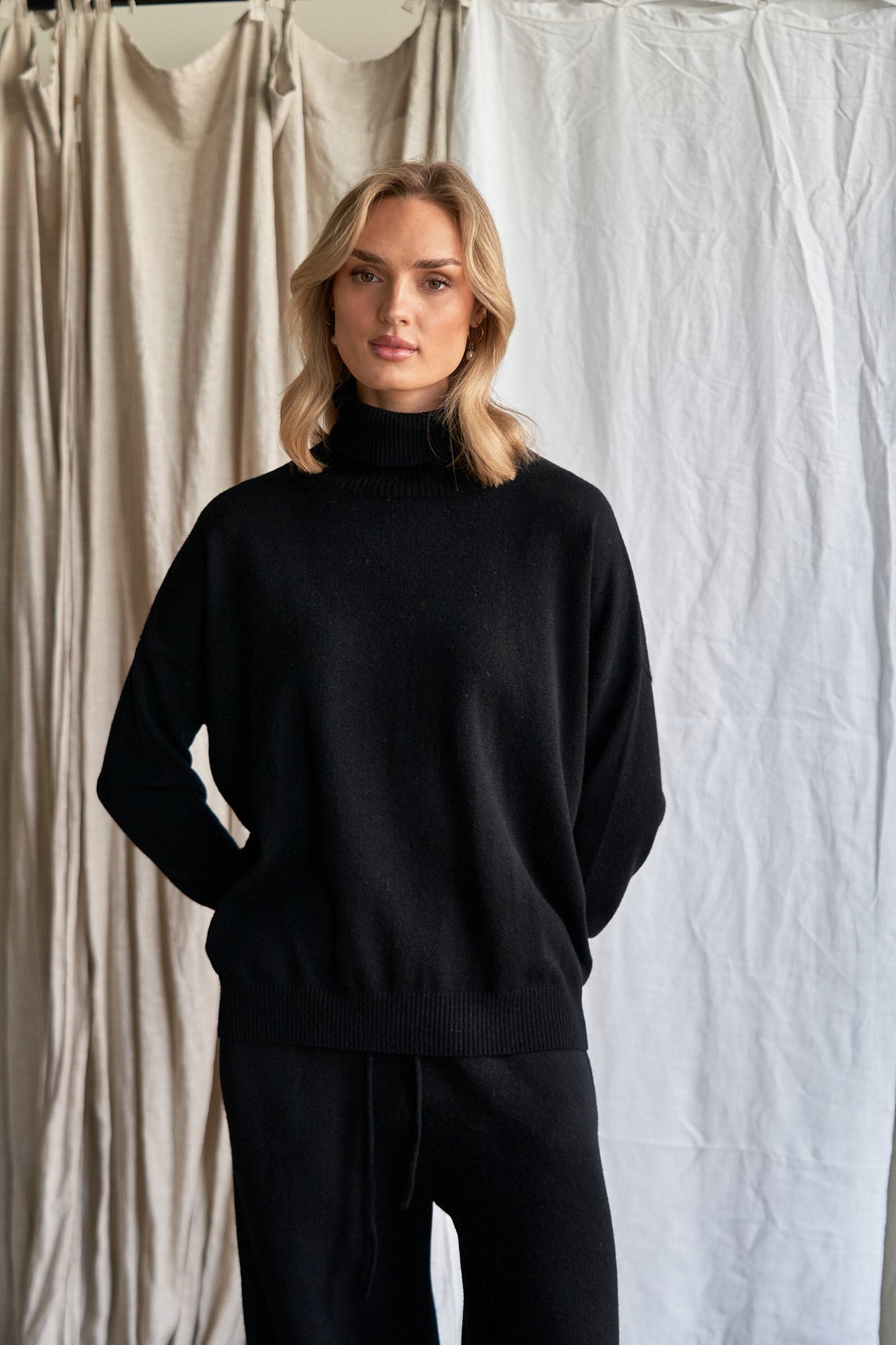The Élise Turtle Neck – Black Cashmere