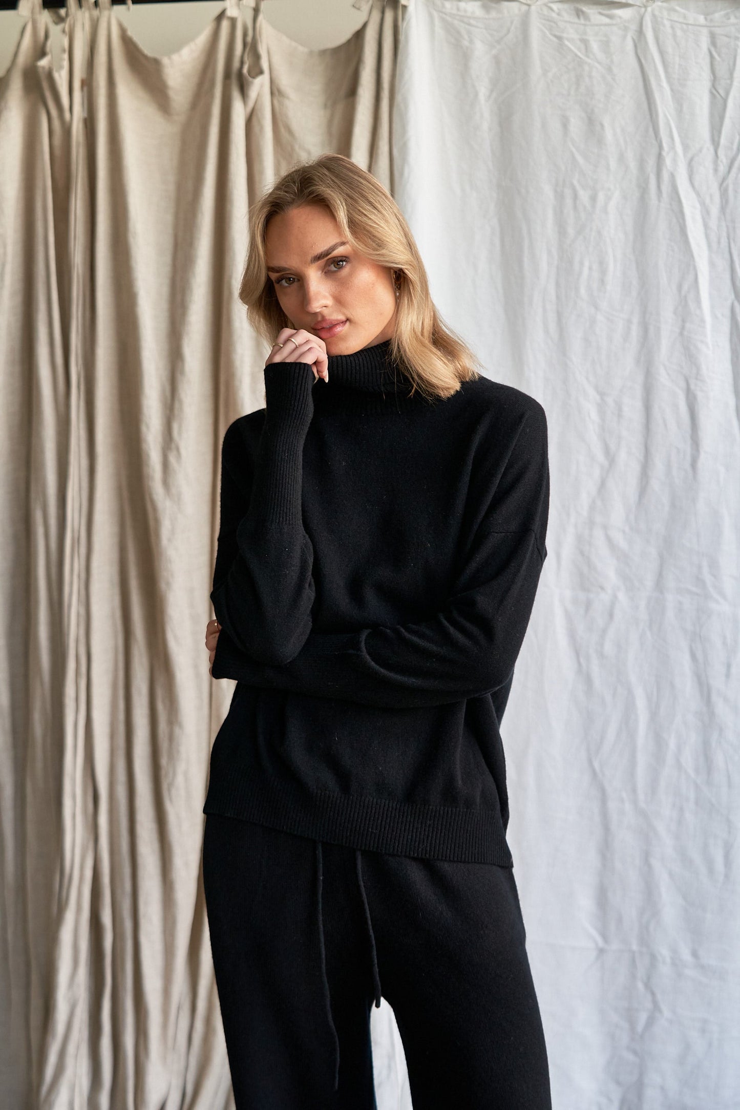 The Élise Turtle Neck – Black Cashmere