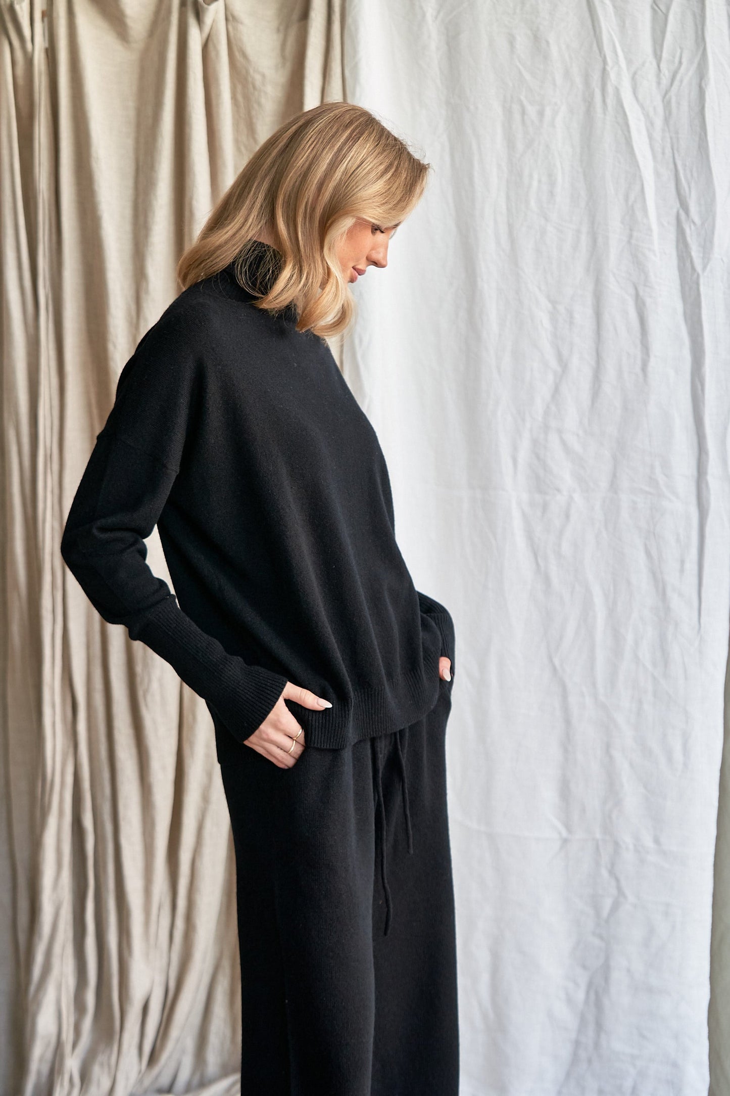 The Élise Turtle Neck – Black Cashmere