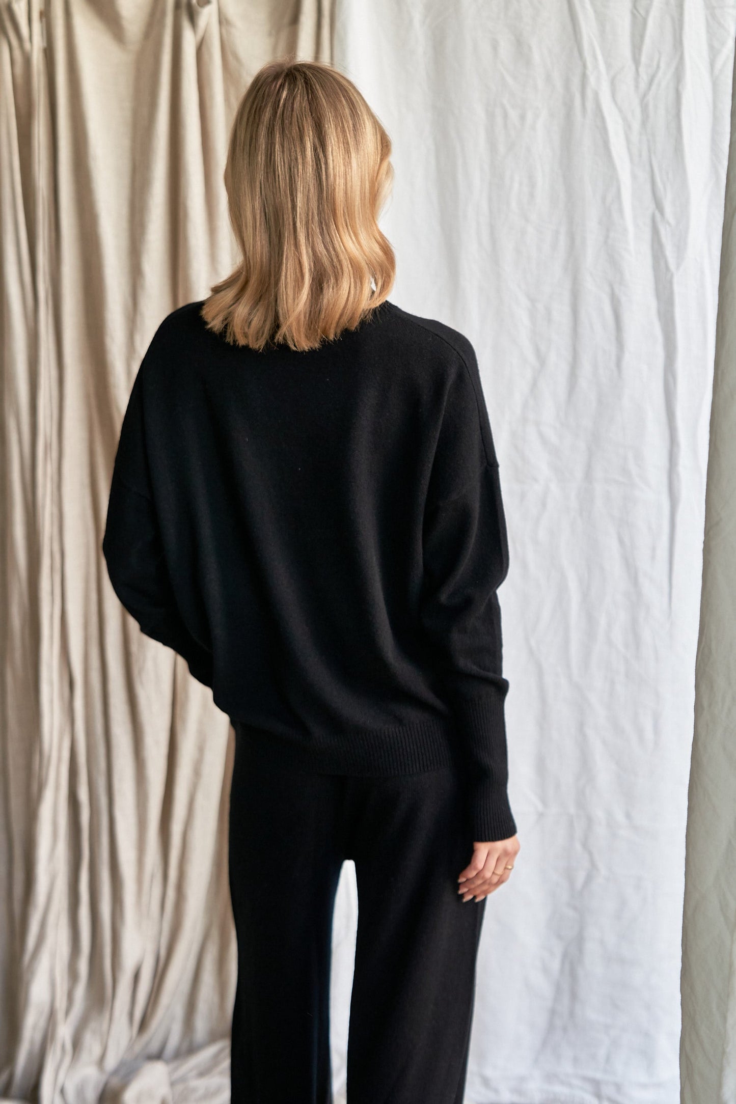 The Élise Turtle Neck – Black Cashmere