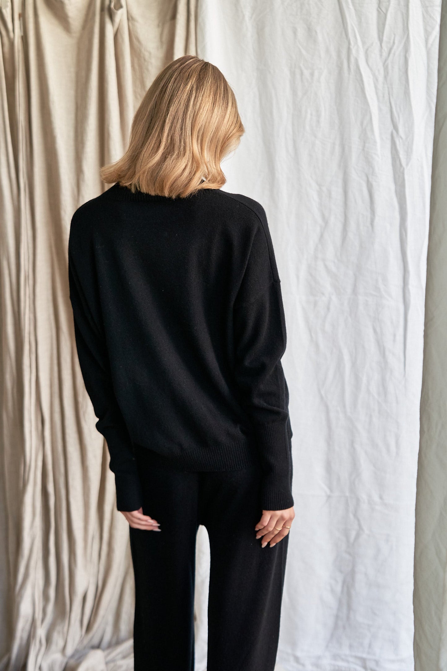 The Élise Turtle Neck – Black Cashmere