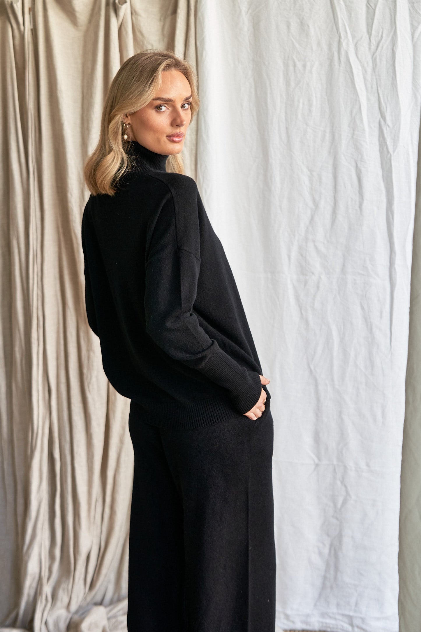 The Élise Turtle Neck – Black Cashmere