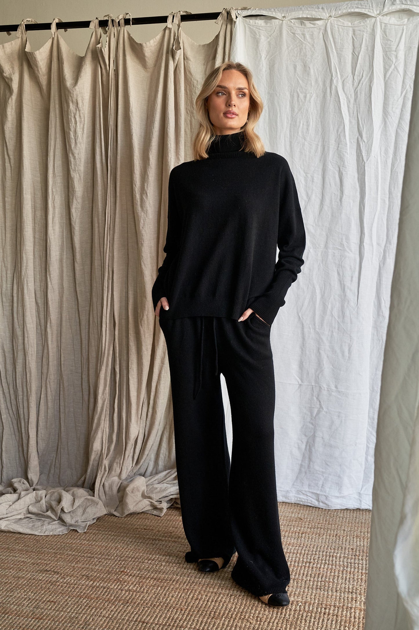 The Élise Turtle Neck – Black Cashmere