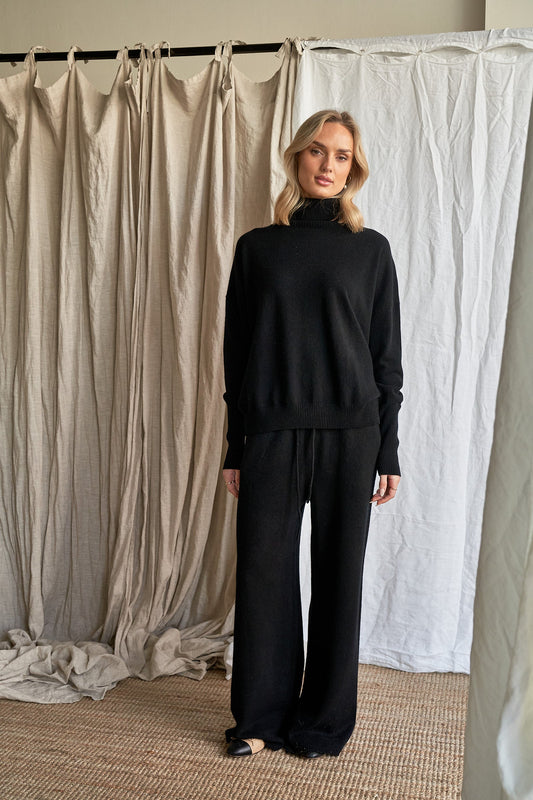 The Élise Turtle Neck – Black Cashmere