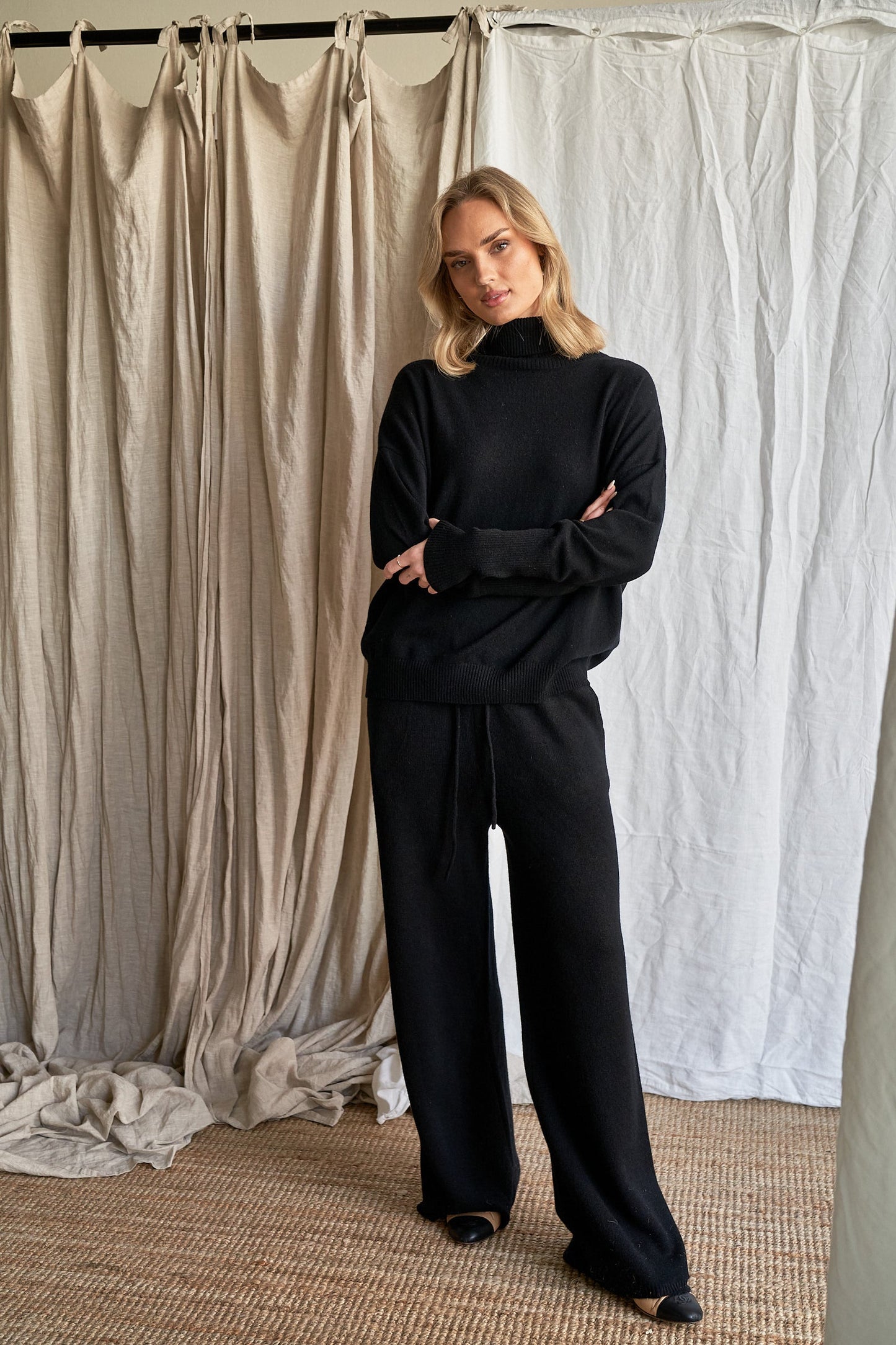 The Élise Turtle Neck – Black Cashmere