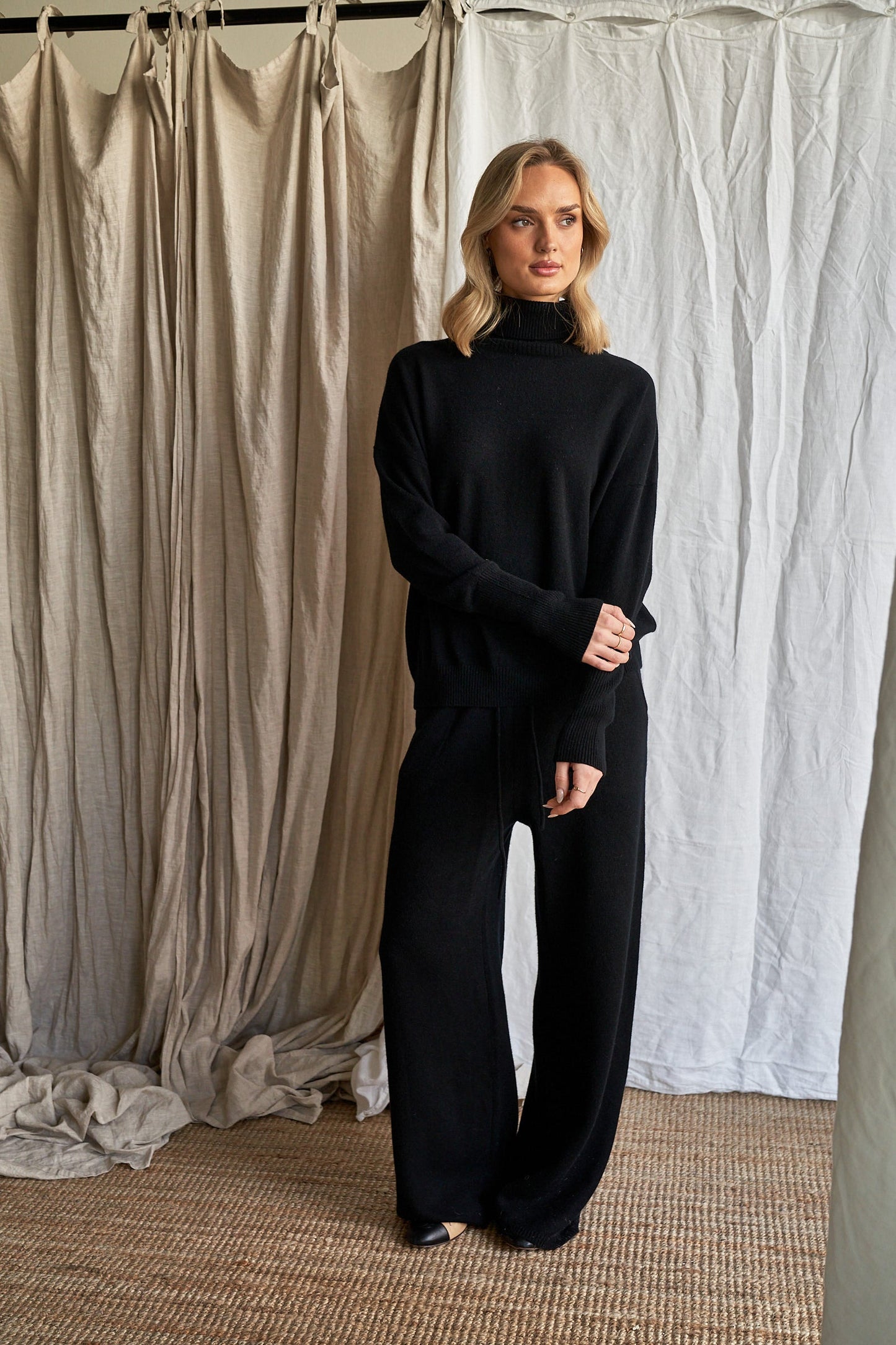 The Élise Turtle Neck – Black Cashmere
