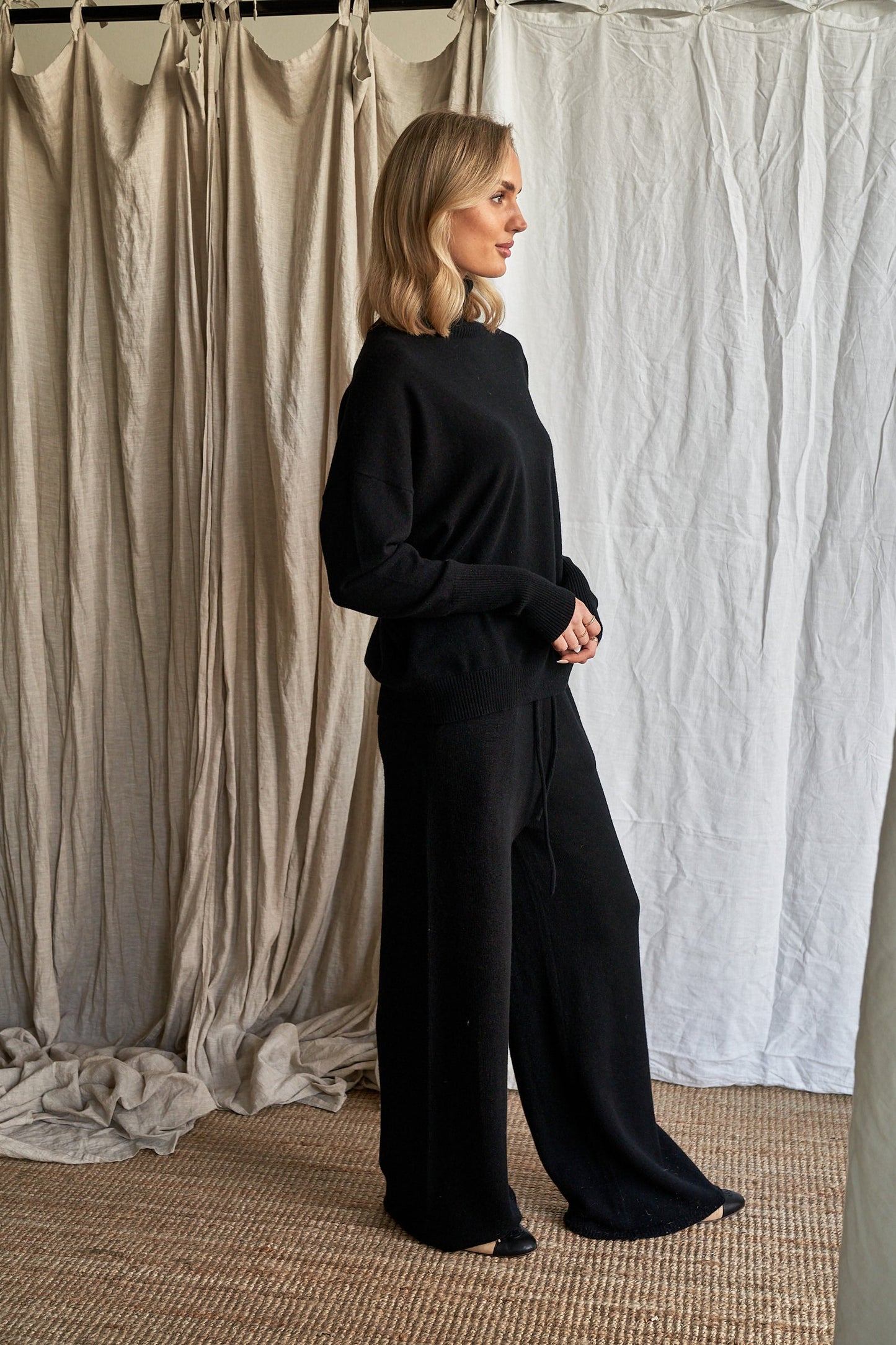 The Élise Turtle Neck – Black Cashmere