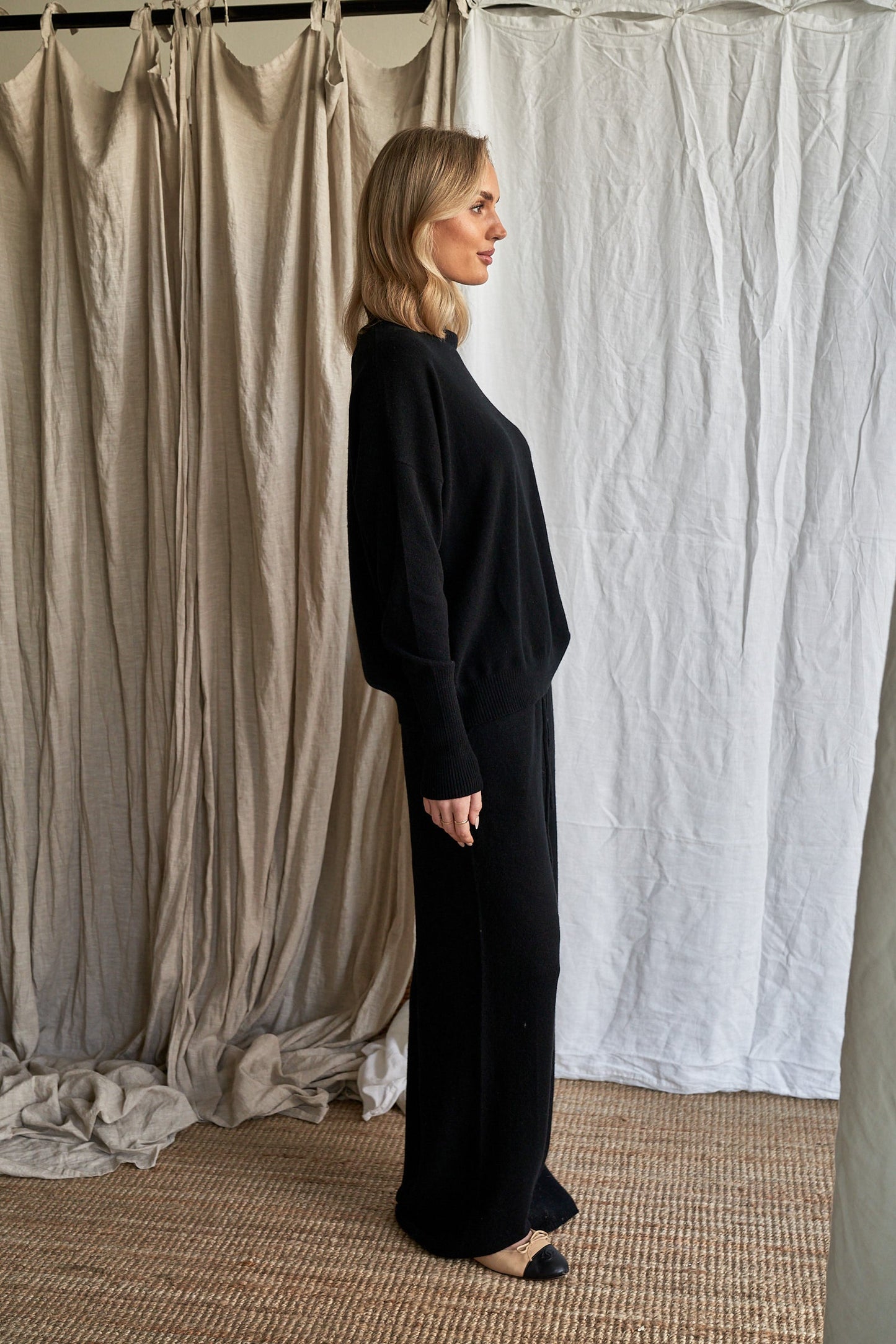 The Élise Turtle Neck – Black Cashmere