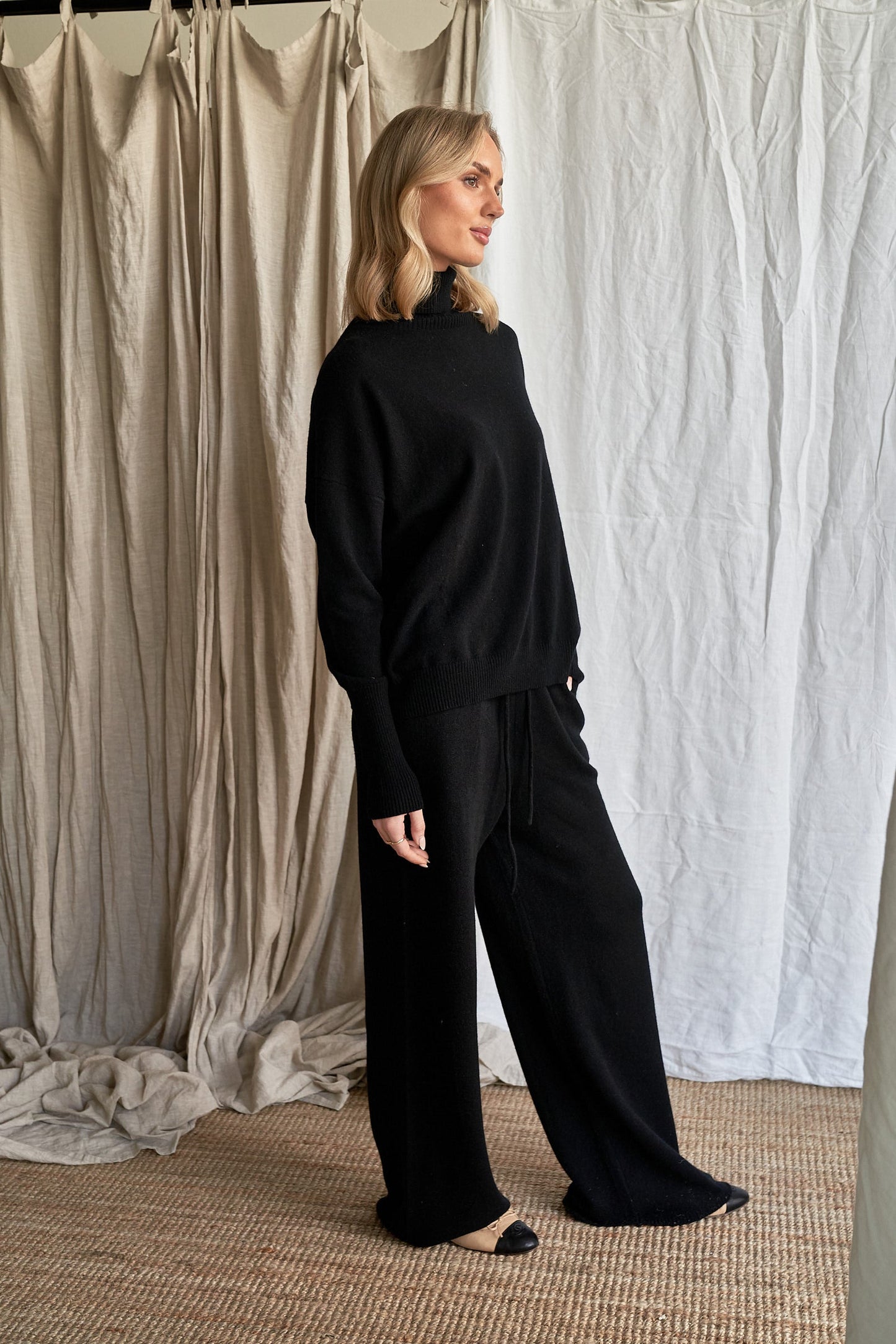 The Élise Turtle Neck – Black Cashmere