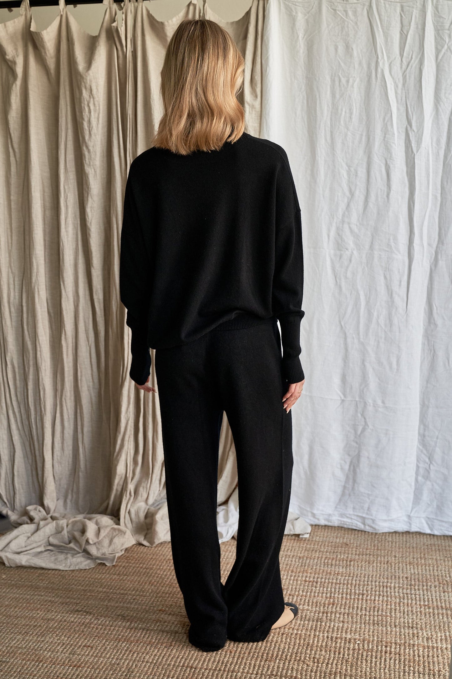 The Élise Turtle Neck – Black Cashmere