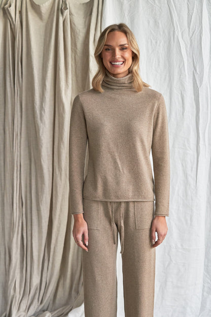 The Simone Cashmere Pants pockets – Mushroom