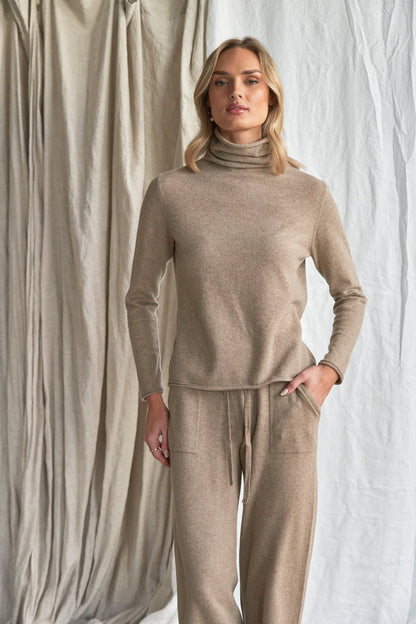 The Simone Cashmere Pants pockets – Mushroom